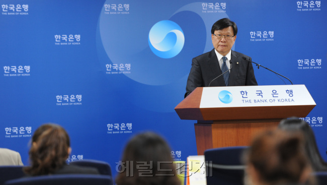 26일 한국은행 김영배 경제통계국장이 2012년 3/4분기 <br />실질 국내총생산수치를 발표하고  있다. 실질국내총생산(GDP)는 전기대비 0.2%성장에 그쳤고  실질 국내총소득(GDI)는 전기대비 1.2%증가하였다.<br />정희조 기자/checho@heraldm.com 121026
26일 한국은행 김영배 경제통계국장이 2012년 3/4분기
실질 국내총생산수치를 발표하고  있다. 실질국내총생산(GDP)는 전기대비 0.2%성장에 그쳤고  실질 국내총소득(GDI)는 전기대비 1.2%증가하였다.
정희조 기자/checho@heraldm.com 121026
한국은행 김영배 경제통계국장이 26일 올 3분기 국내총생산(GDP)을 발표하고 있다. 3분기 실질 GDP는 전기 대비 0.2%, 작년 동기에 비하면 1.6% 성장에 그쳤다. 정희조 기자/checho@heralcorp.com