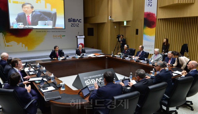 26일 오전 서울신청사 대회의실에서 박원순 서울시장이 참석한가운데 2012 서울국제경제자문단 총회가 열렸다.<br />이상섭 기자. babtong@heraldcorp.com 2012.10.26
26일 오전 서울신청사 대회의실에서 박원순 서울시장이 참석한가운데 2012 서울국제경제자문단 총회가 열렸다.
이상섭 기자. babtong@heraldcorp.com 2012.10.26
26일 오전 서울신청사 대회의실에서 박원순 서울시장이 참석한가운데 2012 서울국제경제자문단 총회가 열렸다.
이상섭 기자. babtong@heraldcorp.com 2012.10.26