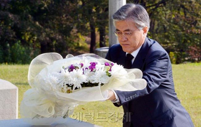 문재인 민주통합당 대선후보가 26일 오전 서울 용산구 효창공원의 애국지사 묘역 참배하고 있다<br />. 박현구 기자phko@heraldxorp.com