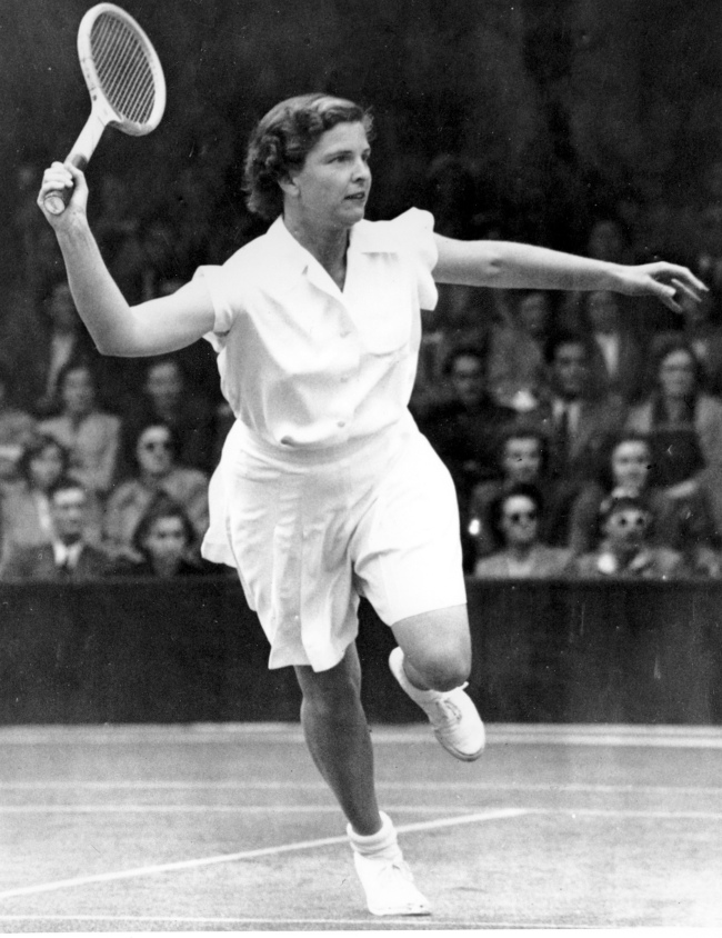 마가릿 듀폰트(Margaret Osbourne DuPont/테니스선수)
In this June 17, 1950, file photo, Margaret Osbourne DuPont competes on No. 1 court at the All England Lawn Tennis Club in Wimbledon, England.
AP-Yonhap News