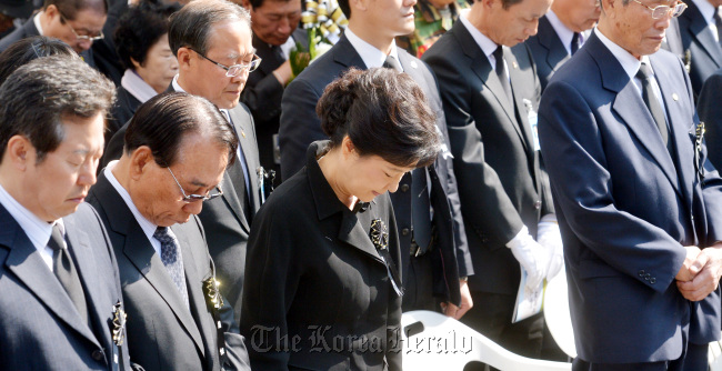 Park Geun-hye pays a silent tribute during the 33rd memorial ceremony for her late father former President Park Chung-hee at the Seoul National Cemetery in Seoul, Friday.   Park Hyun-koo/The Korea Herald