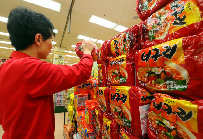 An employee arranges Nongshim's ramen packets at a major retailer's branch in Seoul on Thursday. (Yonhap News)