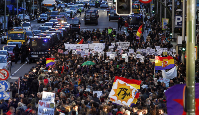 Protestors march to the parliament against austerity measures announced by the Spanish government in Madrid on Saturday.   AP-Yonhap News