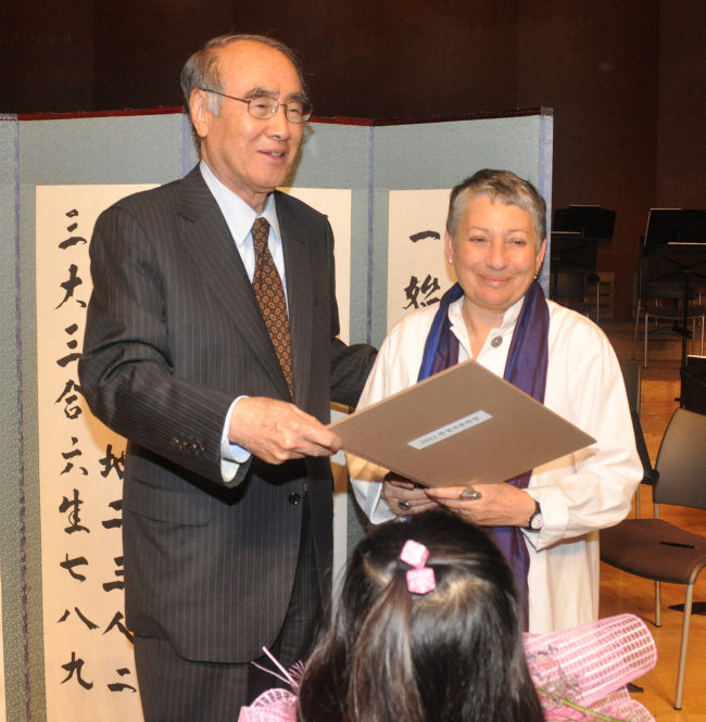 Park Kyung-ni literary award winner Ludmila Ulitskaya (right) and Lee Hong-koo, former prime minister and now head of the committee for the Park Kyung-ni literary award, pose for a photo at the award ceremony held in Wonju, Gangwon Province, Friday.   Yonhap News