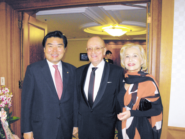 Outgoing Bulgarian Ambassador to Korea Kossio Kitipov (center) poses for a photo with his wife Varbinka Gugovska-Kitipova and Rep. Won Yoo-chul (left)
during a farewell reception at the Seoul Millennium Hilton Hotel on Wednesday.