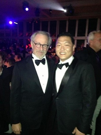 스티븐 스필버그(Steven Spielberg/영화감독),싸이(박재상/가수)
가수 싸이의 글로벌 인맥에 또 한 사람이 추가됐다. 바로 영화감독 스티븐 스필버그다. 싸이는 28일 자신의 트위터에 “스티븐 스필버그가 ‘당신의 에너지에 감사한다’고 말해줬다. 내 인생에서 오늘을 어찌 잊을 수 있을까?
