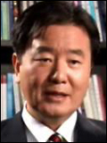 권대봉(교수)
기업의 임원이 직무를 수행하기 위해 가질 수 있는 힘에는 직위로 인해 갖는 ‘포지션 파워(position power)’와 직위와 관계없이 전문가적인 지식이나 기술의 발휘 덕분에 갖는 ‘엑스퍼트 파워(expert power)’가 있다. 임원들이 엑스퍼트 파워를 스스로 계발하지 않는 기업은 치열한 글로벌경쟁에서 탈락하기 쉬운 것이 오늘날의 경영환경이다.