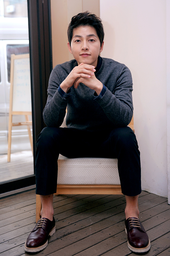 송중기(배우)
데뷔 이래 가장 바쁘면서도 행복한 시간을 만끽하고 있는 송중기를 만났다. 그는 오는 31일 개봉하는 ‘늑대소년’(감독 조성희)에서 파격적인 연기를...무’때 한석규 선배님을 보면서 많이 느낀 것 같아요. 선배님이 정말 부럽고, 저 역시 오랫동안 즐기면서 연기를 하고 싶어요. 배우라는 직업만큼 사랑스러운 직업도 없는 것 같아요.