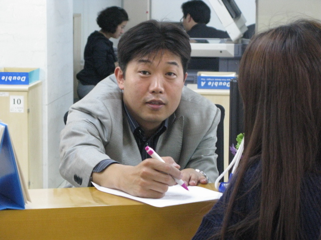 전용택(공무원/서울고용센터)
“아침 출근길에 꼭 기도합니다. 오늘 실업급여 받으러 오시는 분들 취업할 수 있게 해달라고요.” 서울고용센터에서 취업희망드림팀의 취업매니저로 일하고 있는 전용택(41ㆍ사진)씨는 ‘재취업의 달인’으로 꼽힌다.