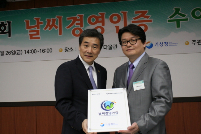 조석준(좌/기상청청장),최종열(파리바게뜨 마케팅본부장)
파리크라상의 대표 브랜드 파리바게뜨는 한국기상산업진흥원으로부터 ‘날씨경영인증’ 기업으로 선정됐다고 29일 밝혔다.
기상청이 주최하고 한국기상산업진흥원이 주관하는 ‘날씨경영인증제’는 기상정보를 기업경영에 적극 반영해 성과를 거둔 기업임을 인증하는 제도로 지난해 11월부터 시행됐다.