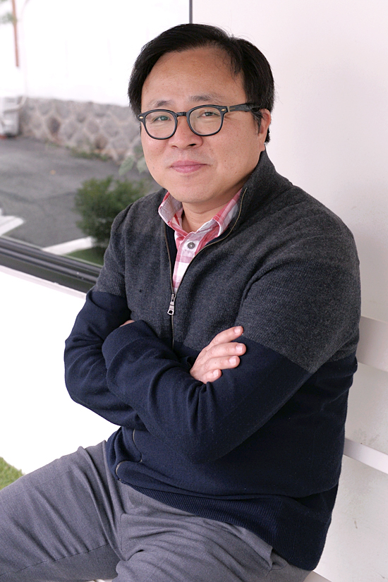 육상효(영화감독)
육상효 감독은 지난 2010년 영화 ‘방가방가’ 이후 ‘강철대오: 구국의 철가방’(이하 강철...고유의 색깔이 묻어났다. “자막을 CG로 처리해서 소개하는 것이 거북했어요. 이걸 ‘강철대오’에 맞게 만들어보자는 생각에서 시작했죠. 스태프들도 ‘이게 통할 수 있을까’라는 생각...