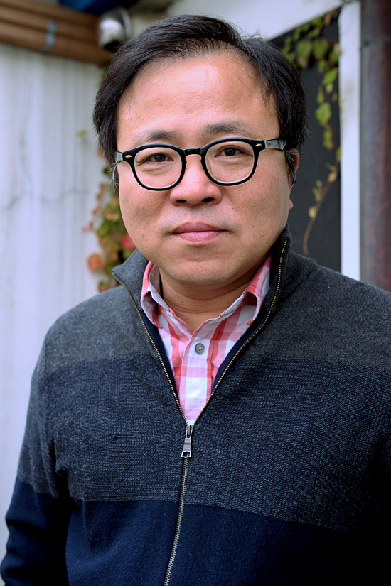 육상효(영화감독)
육상효 감독은 지난 2010년 영화 ‘방가방가’ 이후 ‘강철대오: 구국의 철가방’(이하 강철...고유의 색깔이 묻어났다. “자막을 CG로 처리해서 소개하는 것이 거북했어요. 이걸 ‘강철대오’에 맞게 만들어보자는 생각에서 시작했죠. 스태프들도 ‘이게 통할 수 있을까’라는 생각...