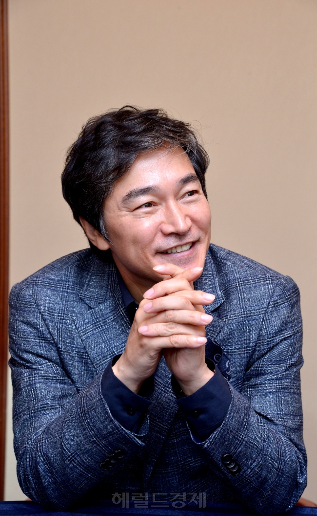 정보석(배우)
배우로서 굉장한 슬럼프기간이었고 제일 반성하는 시간이었어요. 왕성하게 활동해야 할 때 매너리즘에 빠져 허우적댔었고 정신을 차려 보니 배우도 아니고 뭣도 아니었죠.” 90년대 초부...했던 정보석은 그 간의 매너리즘을 이겨내고자 2008년 연극 ‘클로저’를 시작으로 다시 연극 무대를 밟았다. 그리고 그 때부터 매년 한 편씩 꾸준히 출연하고 있다.