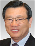 박삼구(기업인/금호그룹 회장)
단편 영화의 현실을 고민하며 했을 법한 말이다. 하지만 이 지시를 내린 이는 다름 아닌박삼구 금호아시아나그룹 회장이다. 대책을 모색한 금호아시아나그룹은 아시아나항공기 기내에서 단... 술자리를 함께 하는 등 각별한 애정을 감추지 않는다. 지난 2005년 개막식 이후 박 회장이 직접 영화인과 인근 포장마차에서 술자리를 함께 했고, 이를 계기로 매년 영화제 기간마...