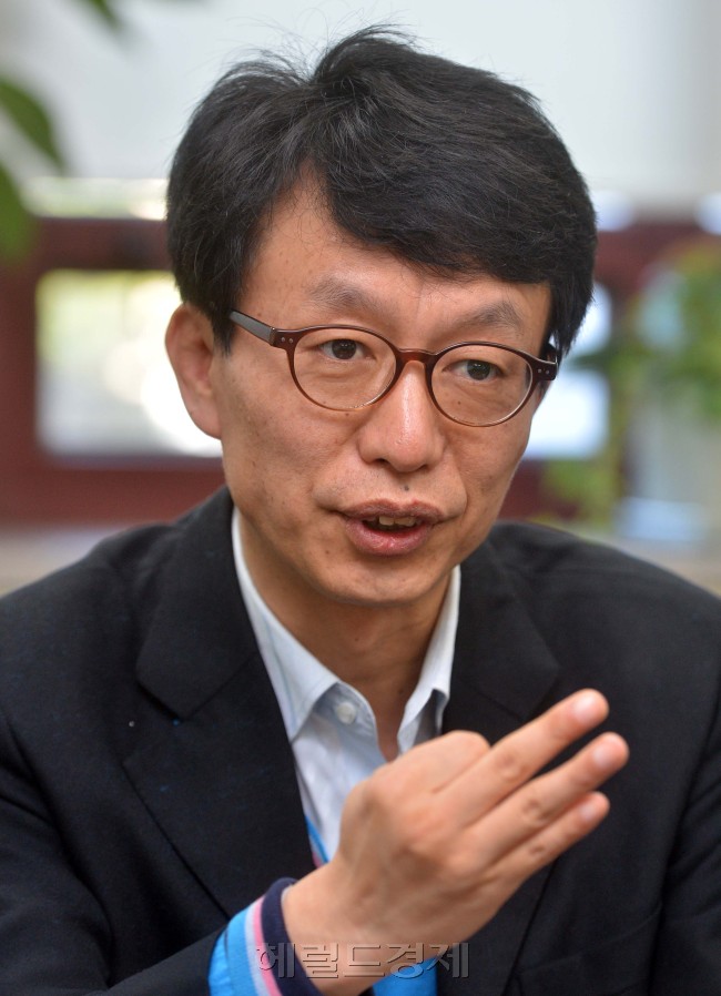 이광재 한국매니페스트실천본부 사무총장<br />이상섭 기자. babtong@heraldcorp.com 2012.10.26
이광재 한국매니페스트실천본부 사무총장
이상섭 기자. babtong@heraldcorp.com 2012.10.26
이광재 한국매니페스트실천본부 사무총장
이상섭 기자. babtong@heraldcorp.com 2012.10.26
이광재 한국매니페스트실천본부 사무총장은 18대 대선에 출마한 유력 대선주자의 공약에 대해 혹평을 쏟아냈다. “박근혜 후보는 우왕좌왕, 문재인 후보는 허둥지둥, 안철수 후보는 우물쭈물”이라고 했다.  이상섭 기자/abtong@heraldcorp.com