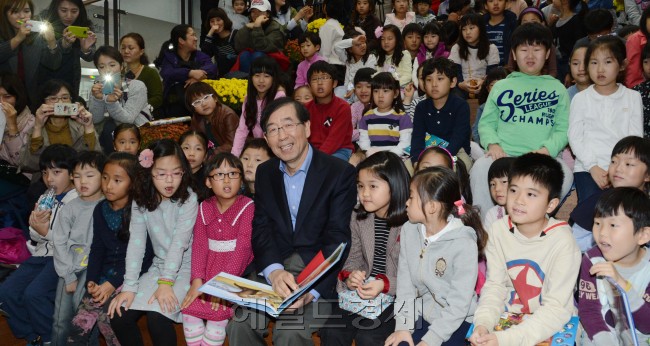 박원순 서울시장이 28일 새로 개관한 서울도서관에서 '2012 서울 북페스티발'중 동화구연가로 나서 아동과 저학년어린이를 대상으로 책을 읽어주고 있다. <br />정희조 기자/checho@heraldcorp com 121028
박원순 서울시장이 28일 새로 개관한 서울도서관에서 '2012 서울 북페스티발'중 동화구연가로 나서 아동과 저학년어린이를 대상으로 책을 읽어주고 있다.
정희조 기자/checho@heraldcorp com 121028
박원순 서울시장이 28일 새로 개관한 서울도서관에서 '2012 서울 북페스티발'중 동화구연가로 나서 아동과 저학년어린이를 대상으로 책을 읽어주고 있다.
정희조 기자/checho@heraldcorp com 121028