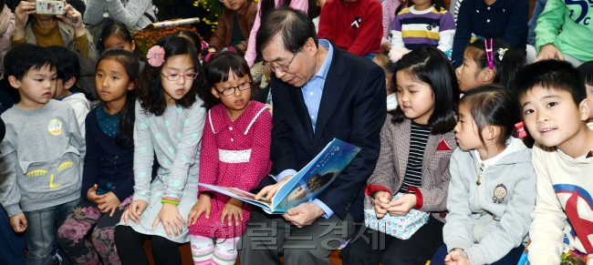박원순 서울시장이 28일 새로 개관한 서울도서관에서 '2012 서울 북페스티발'중 동화구연가로 나서 아동과 저학년어린이를 대상으로 책을 읽어주고 있다. <br />정희조 기자/checho@heraldcorp com 121028
박원순 서울시장이 28일 새로 개관한 서울도서관에서 '2012 서울 북페스티발'중 동화구연가로 나서 아동과 저학년어린이를 대상으로 책을 읽어주고 있다.
정희조 기자/checho@heraldcorp com 121028
박원순 서울시장이 28일 새로 개관한 서울도서관에서 '2012 서울 북페스티발'중 동화구연가로 나서 아동과 저학년어린이를 대상으로 책을 읽어주고 있다.
정희조 기자/checho@heraldcorp com 121028
책 읽어주는 시장 할아버지
