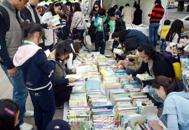 28일 '2012 서울 북페스티발'이 열리고 있는 서울광장에 많은 시민들과 아동들이 몰려 전시된 책을 구경하며 고르고 있다. <br />정희조 기자/checho@heraldcorp.com 121028
28일 '2012 서울 북페스티발'이 열리고 있는 서울광장에 많은 시민들과 아동들이 몰려 전시된 책을 구경하며 고르고 있다.
정희조 기자/checho@heraldcorp.com 121028