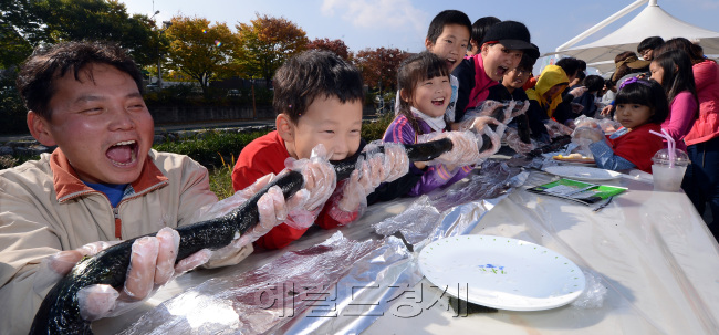 28일 오전 서울 송파구 성내천에서 월드비전 송파복지관이 '아동권리찾기 축제'를 열고 지역주민 100여명이 함께하는 36.5m의 대형김밥 만들기 이벤트를 펼치고 있다. 이 김밥은 사람의 체온 36.5도를 나타나기 위해 만들었으며 지역의 하나되는 모습을 상징하고 있다./ 안훈기자 rosedale@ 2012.10.28
28일 오전 서울 송파구 성내천에서 월드비전 송파복지관이 '아동권리찾기 축제'를 열고 지역주민 100여명이 함께하는 36.5m의 대형김밥 만들기 이벤트를 펼치고 있다. 이 김밥은 사람의 체온 36.5도를 나타나기 위해 만들었으며 지역의 하나되는 모습을 상징하고 있다./ 안훈기자 rosedale@ 2012.10.28