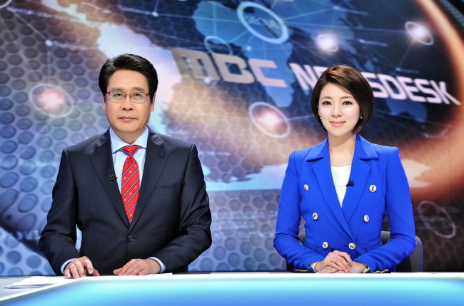 권재홍(좌/아나운서),배현진(아나운서)
프로그램 대개편을 앞둔 11월 방송가에 전운이 감돌고 있다. MBC뉴스데스크의 방송시간 변경으로 전례가 없던 평일 오후 9시 시간대 예능프로그램 전쟁이 시작된다. 대형스타 강호동의 복귀는 3사의 예능 시간대를 뒤흔드는 메가톤급 폭풍이다. MBC 간판 뉴스 ‘뉴스데스크’는 다음달 5일부터 오후8시 시대를 연다. ‘