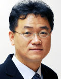 함영훈(언론인)
29일은 추석을 보낸지 꼭 한 달 지난 음력 9월 보름이다. 날씨가 맑으니 남산위에 뜨는 쟁반 같이 둥근 달을 볼 수도 있겠다. “달 달 무슨달...” 아동문학가 고(故) 윤석중 님의 동요 ‘달’을 읊조리다 보면, 늘 ‘시월 달’이 함께 떠오른다. 동요 ‘달’은 남녀노소 모두 알겠지만, 이 동요를 패러디한 ‘시월 달’을 아는 사람은 40대 미만에선 적을 것 같다. 노가바(노래가사 바꿔 부르기)의 내용은 이렇다.