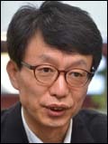 이광재(한국매니페스토 사무총장)
"한국의 선거공약은 다른 나라에서 연구용으로도 수집하지 않는다. 얼마나 터무니없으면, 또 지켜지지 않으면 그럴 정도냐." 이광재 한국매니페스토실천본부 사무총장은 28일 헤럴드경제와 인터뷰에서 "미국은 세계 각국의 정치공약을 수집하는데, 우리나라 공약은 참고대상 조차 되지 않는다’고 말했다.