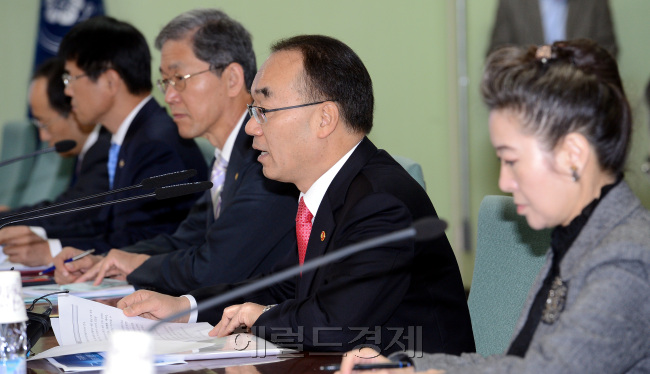 29일 오전 과천 정부청사에서 박재완 기획재정부 장관 주재로 제7차 중장기전략위원회가 열리고 있다./ 안훈기자 rosedale@ 2012.10.29
29일 오전 과천 정부청사에서 박재완 기획재정부 장관 주재로 제7차 중장기전략위원회가 열리고 있다./ 안훈기자 rosedale@ 2012.10.29