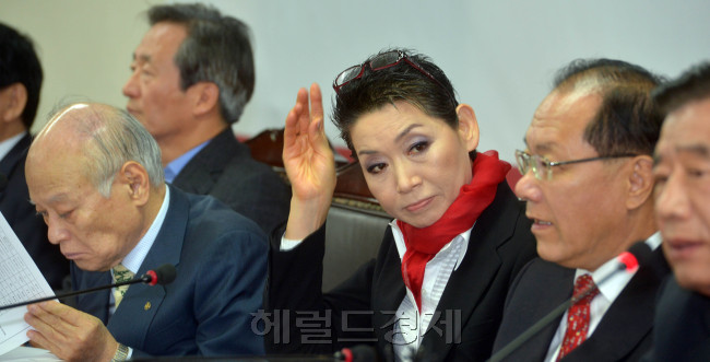 29일 오전 서울 여의도 새누리당 당사에서 열린 중앙선거대책위원회에서  김성주 중앙선거대책위원장이 안경을 머리에 올리고 있다.<br />김명섭 기자 msiron@heraldcorp.com