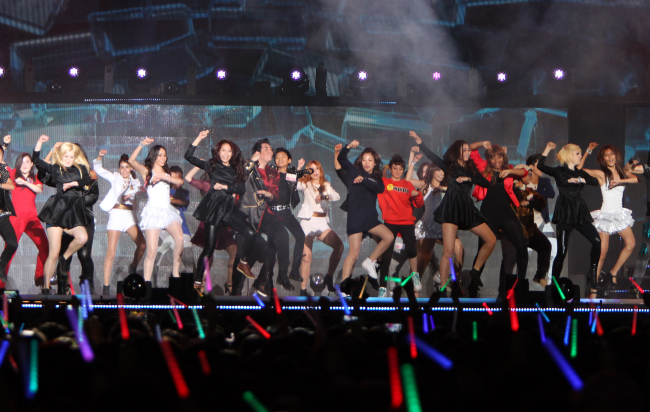 Contestants of the K-pop World Festival 2012 in Changwon perform Psy’s horse-riding dance to open the show on Sunday.   Yonhap News