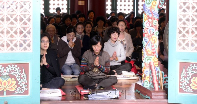 2013학년도 대입수능이 10일 남은 29일 오전 서울 삼성동 봉은사에 학업성취기도가 봉행되고 있는 가운데 대입수험생을 둔 학부모들이 자녀들의 수능 고득점을 발원하는 기도를 하고 있다. 박해묵 기자/mook@heraldcorp.com
2013학년도 대입수능이 10일 남은 29일 오전 서울 삼성동 봉은사에 학업성취기도가 봉행되고 있는 가운데 대입수험생을 둔 학부모들이 자녀들의 수능 고득점을 발원하는 기도를 하고 있다. 박해묵 기자/mook@heraldcorp.com
수능이 10일 남았다. 올해 수험생이 있는 학부모들은 지푸라기라도 잡고 싶은 심정이다. 잡는다고, 갑자기 수능을 잘 볼 수 있는 것은 아니지만, 학부모 마음은 그렇지 않다. 29일 오전 서울 삼성동 봉은사에서 학업성취기도가 봉행됐다.  박해묵 기자/mook@heraldcorp.com