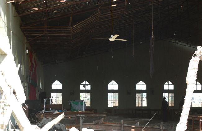 <YONHAP PHOTO-0366> A view of the inside of a church in Kaduna which was targeted by a suicide attacker who detonated a car filled with explosives, in Kaduna, Nigeria, on October 28, 2012. The suicide bombing sparked fierce reprisals that saw a Christian mob burn a man alive in day of a bloody of violence that left at least 10 people dead and 145 wounded. Christian youths took to the streets of the northern city of Kaduna with machetes and sticks after the blast, targeting those they believed to be Muslims as anger again boiled over due to repeated church bombings in recent months. AFP PHOTO / MICHAEL SMITH../2012-10-29 06:41:21/ <저작권자 ⓒ 1980-2012 ㈜연합뉴스. 무단 전재 재배포 금지.>
The inside of a church in Kaduna that was targeted by a suicide attacker who detonated a car filled with explosives, in Kaduna, Nigeria, Sunday
AFP-Yonhap News
