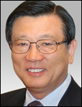 박삼구(기업인/금호회장)
마치 영화인이나 문화관광부 인사 등이 단편영화의 현실을 고민하며 했을 법한 말이다. 하지만 이 지시를 내린 이는 다름 아닌 박삼구 금호아시아나그룹 회장이다. 대책을 모색한 금호아시아나그룹은 아시아나 항공기 기내에서 단편영화를 상영하기 시작했고, 나아가 국제 단편영화제까지 열리게 됐다. 행사 기간마다 금호아시아나그룹이 영화인을 위한 간이 포장마차를 설치하고 박 회장도 이곳을 애용한다. 올해로 이 영화제가 10주년을 맞는다