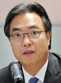 김우상(한국국제교류재단 이사장)
한국국제교류재단(이사장 김우상·사진)과 한국국제정치학회(회장 안인해)가 공동 주최하는 ‘공공외교 국제학술회의’가 29일 63컨벤션센터에서 개최됐다. 이번 국제학술회의의 주제는 ‘21세기 공공외교와 문화의 새로운 지평’이며, ▷한류의 국제정치학 ▷공공외교에서의 스포츠외교 ▷문화예술의 국제정치학 ▷융합과학기술과 공공외교 등 다양한 세션으로 구성됐다.