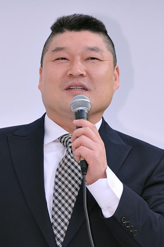 강호동(개그맨/MC)
방송인 강호동이 공백 1년 여 만에 SBS ‘놀라운 대회 스타킹’으로 컴백한다. 잠정 은퇴를 선언했던 강호동의 첫 복귀인만큼 세간의 이목이 집중되고 있다. 강호동은 10월 29... 첫 녹화인만큼 취재진을 비롯한 제작진에게 간단한 인사를 전할 예정이다”라고 말했다.