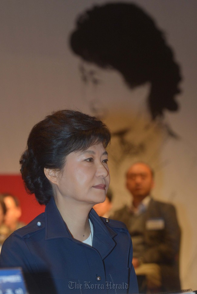 새누리당 박근혜 대통령 후보가 29일 서울 여의도 중소기업중앙회에서 열린 정책간담회에서 김기문중소기업중앙회장의 인사말을 유심히 듣고 있다.<br />김명섭 기자 msiron@heraldcorp.com