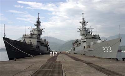 Two Taiwan Navy Knox-class frigates prepare to embark from Taiwan's eastern coastal port of Suao to the internationally disputed islands north of Taiwan. (AP)