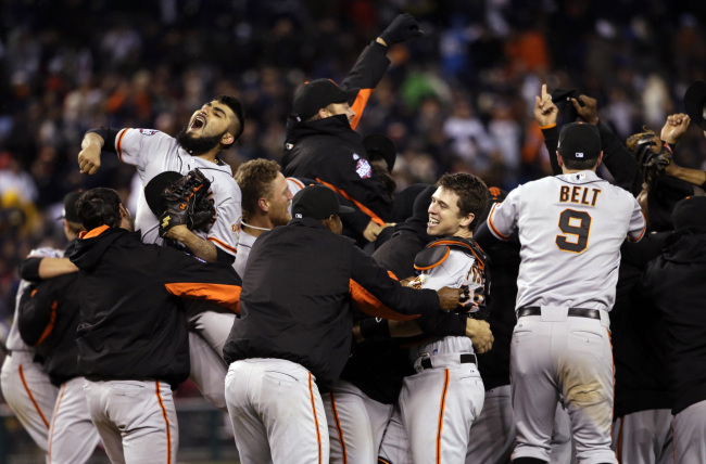 <YONHAP PHOTO-1056> The San Francisco Giants celebrate after winning Game 4 of baseball's World Series against the Detroit Tigers Sunday, Oct. 28, 2012, in Detroit. The Giants won 4-3 to win the series. (AP Photo/David J. Phillip) /2012-10-29 13:21:40/ <저작권자 ⓒ 1980-2012 ㈜연합뉴스. 무단 전재 재배포 금지.>
The San Francisco Giants celebrate after winning Game 4 of World Series against the Detroit Tigers in Detroit on Sunday.   AP-Yonhap News