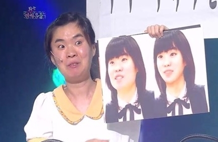 박지선(개그우먼)
개그우먼 박지선이 포토샵 굴욕을 당해 화제를 모으고 있다. 지난 28일 방송된 KBS 예능프로그램 ‘개그콘서트-희극 여배우들‘에서 박지선은 자신의 얼굴로 포토샵 수업을 한다는 학원들을 고소했다. 박지선은 “포토샵 학원에서 비포애프터가 확실하다는 이유로 내 사진을 사용한다. ”라고 말문을 열었다.