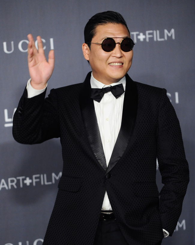 싸이(박재상/가수)
<YONHAP PHOTO-1336> Singer PSY arrives at the LACMA Art + Film Gala in Los Angeles on October 27, 2012. UPI/Jim Ruymen/2012-10-28 18:28:31/ <저작권자 ⓒ 1980-2012 ㈜연합뉴스. 무단 전재 재배포 금지.>
Rapper Psy arrives at the 2012 ART + FILM GALA hosted by LACMA on Saturday in Los Angeles.   AP-Yonhap News