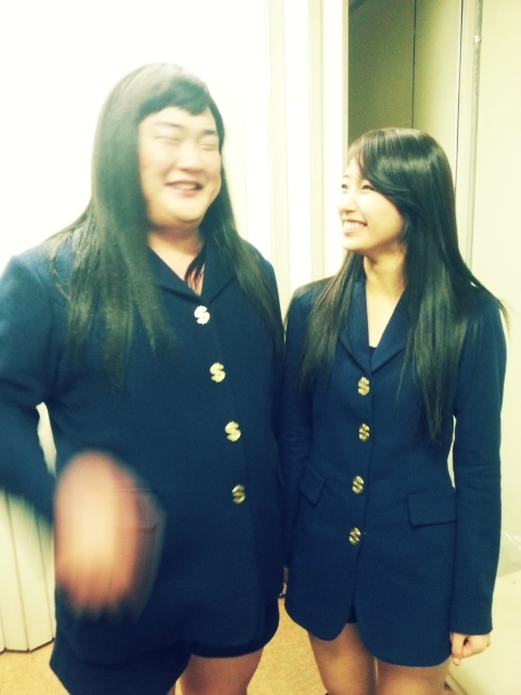 김준현(개그맨),수지(배수지/가수/미쓰에이)
미쓰에이 수지가 김준현과 쌍둥이(?) 같은 모습으로 함께 찍은 사진이 공개됐다. 수지는 29일 오전 자신의 트위터에 “수지를 찾아라! Can u guess who real suzy is!”라는 글과 함께 한 장의 사진을 올렸다. 공개된 사진에는 같은 옷을 입은 수지와 김준현이 나란히 서있다. 김준현은 손사래를 치는 포즈로 수줍게 미소짓...