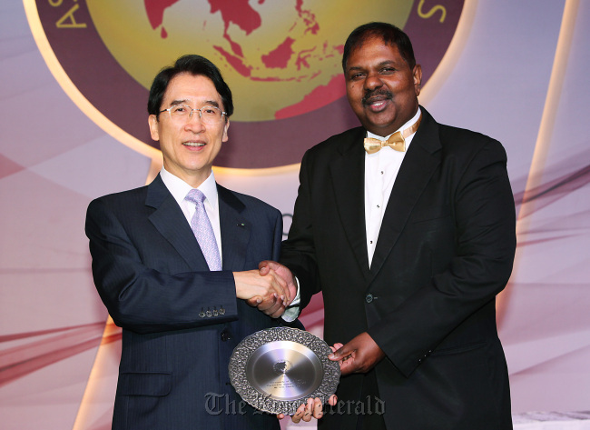 신창재(기업인/교보생명 회장)
Shin Chang-jae Kyobo Life Insurance chairman Shin Chang-jae (left) poses with Sivam Subramaniam, editor-in-cheif of Asia Insurance Review, after winning a top insurance award at a ceremony in Kuala Lumpur, Malaysia, on Sunday.  Kyobo Life Insurance