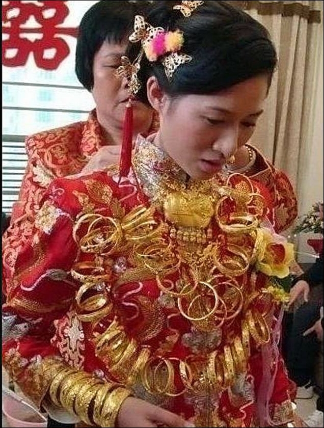 류청(화제인물)
중국의 한 신부가 ‘좋은 집안 출신’을 증명하기 위해 3억5000만원 가량의 금 장신구로 단장했다.
영국 데일리메일(Daily Mail)은 28일(현지시간) 결혼식날 금 장신구로 도배(?)한 중국 푸지엔성의 신부 류청에 대해 보도했다. 류청은 이 특별한 날을 위해 모은 금 목걸이와 팔찌, 보석 그리고 반지를 착용했다. 금 장신구들이 총 5kg가 넘어 착용하는 데만도 1시간이 걸렸다. 류청은 무게를 못 이겨 비틀거리기도 했다.