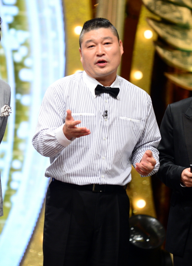강호동(개그맨/MC)
방송인 강호동이 ‘스타킹’ 녹화를 무사히 마치고 방송활동에 청신호를 켰다. 강호동은 10월 29일 오후 1시 40분부터 SBS 등촌동 공개홀에서 전행된 ‘스타킹’ 녹화에 모습을...랜만에 인사드립니다”라는 멘트로 강호동의 놀라운 대회 ‘스타킹’의 막을 올렸다.