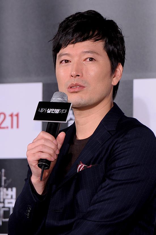 정재영(배우)
그는 이날 극중 직접 선보인 애드리브가 있냐는 질문에 "사실 최형구처럼 저도 커피에 대해 잘 모른다"며 "바리스타는 저도 잘 몰랐다. 요즘은 아메리카노에 중독돼 있지만 불과 2년 전만 해도 전문적인 커피에 대해 지식이 없었다"고 답했다.