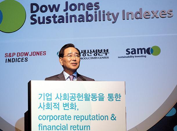 Shinhan Financial chairman Han Dong-woo speaks at the DJSI
conference early this month at Seoul’s Shilla Hotel. (Shinhan Financial)