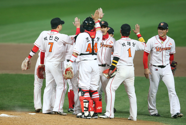 SK Wyverns players rejoice after beating the Samsung Lions 4-1 in the ongoing South Korean baseball championship series on Monday.  (Yonhap)