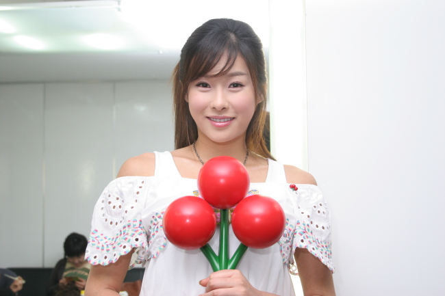 현영(유현영/방송인)
방송인 현영이 소아암 전문지원센터 설립을 위한 공동캠페인 홍보대사로 출산 후 첫 공식활동을 시작했다. 서울사회복지공동모금회는 “현영을 ‘소아암 전문지원센터 건립’ 캠페인의 홍보...동모금회와 한국백혈병어린이재단은 오는 10월 31일 오전 중구 사랑의열매회관 대강당에서 소아암 전문지원센터 건립을 위한 협약식을 갖는다.