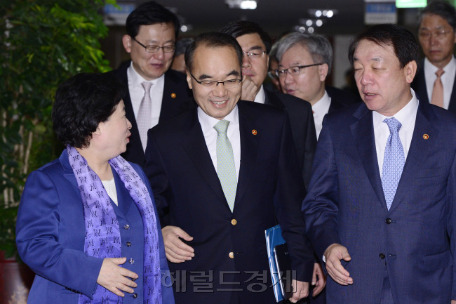 30일 오전 세종로 정부중앙청사에서 국무회의가 열린 가운데 박재완 기획재정부장관이 국무회의실로 이동하고 있다. 박해묵 기자/mook@heraldcorp.com
30일 오전 세종로 정부중앙청사에서 국무회의가 열린 가운데 박재완 기획재정부장관이 국무회의실로 이동하고 있다. 박해묵 기자/mook@heraldcorp.com