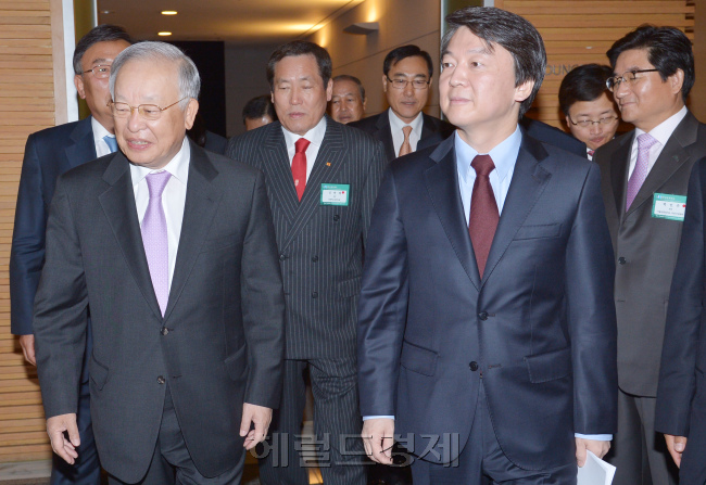 안철수 무소속 대선후보는 30일 서울 중구 남대문로 대한상공회의소 국제회의장에서 대한상의 초청으로 '정치가 바뀌어야 기업이 튼튼해집니다'를 주제로 강연을 하기에 앞서 손경식 상의회장과 이야기하고 있다. 박현구 기자phko@heraldcorp.com
안철수 무소속 대선후보는 30일 서울 중구 남대문로 대한상공회의소 국제회의장에서 대한상의 초청으로 '정치가 바뀌어야 기업이 튼튼해집니다'를 주제로 강연을 하기에 앞서 손경식 상의회장과 이야기하고 있다. 박현구 기자phko@heraldcorp.com