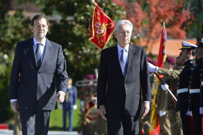 마리아노 라호이(좌/Mariano Rajoy/정치인/에스파냐총리),마리오 몬티(Mario Monti/정치인/이탈리아 총리)
Spanish Prime Minister Mariano Rajoy (left) and Italian Prime Minister Mario Monti review the honor guards before a Spain-Italy summit at the Moncloa Palace in Madrid on Monday.  AFP-Yonhap News